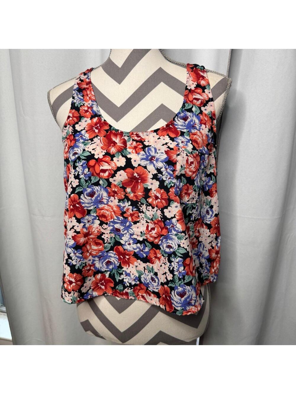 Timing sleeveless Floral cropped blouse